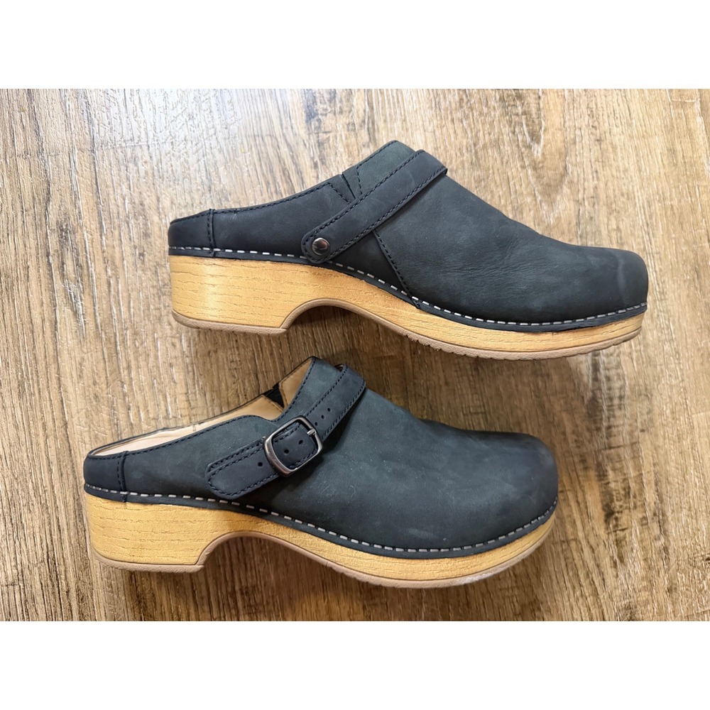 Dansko Berry Black Leather Swivel Strap Mules Clogs Size 38 EU 9421101600